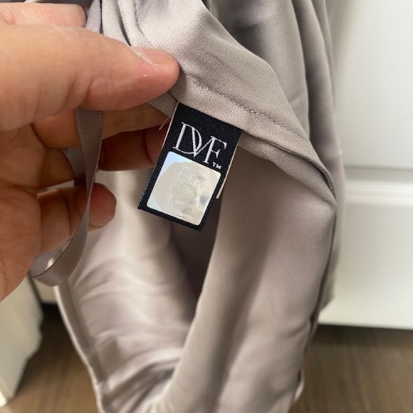 Diane Von Furstenburg Grey Stretch Silk Blouse Size 4 - Picture 5 of 7